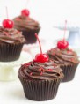 Cupcake de chocolate negro con cereza